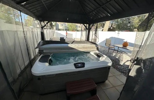 Fairpark Casa | Enchanted Urban Tree House - Hot Tub Experience