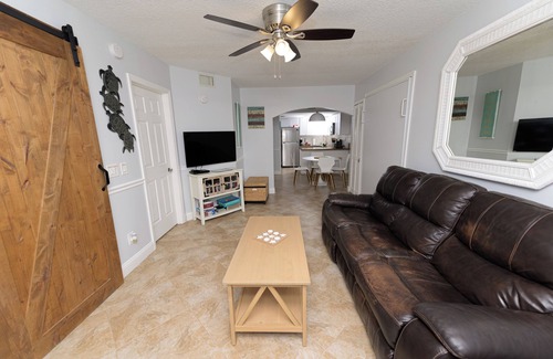 Chandler Park Condominio | Enchanting 2-Bedroom Ground Floor Beach Condo at Cape Canaveral WiFi & AC