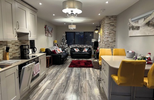 Tramore Casa | Enchanting 2-bedroom bungalow a short stroll from the beach and all amenities