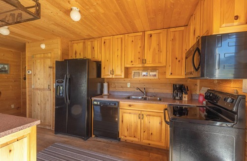 Cameron Cabina | Enchanting 3-bedroom cabin in Cameron Near Yellowstone National Park.