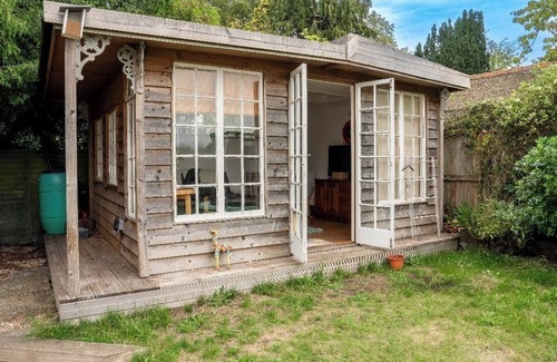 Fordwich Cabaña | Enchanting 3-bedroom cottage in Canterbury for a cozy getaway
