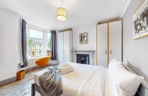 Lea Bridge Casa | Enchanting 3 bedroom house with garden in Leyton