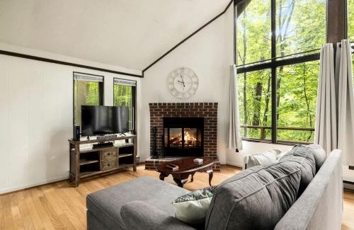 The Woods Casa | Enchanting A-Frame Cabin Retreat near Berkeley Springs and Mountain Views in West Virginia
