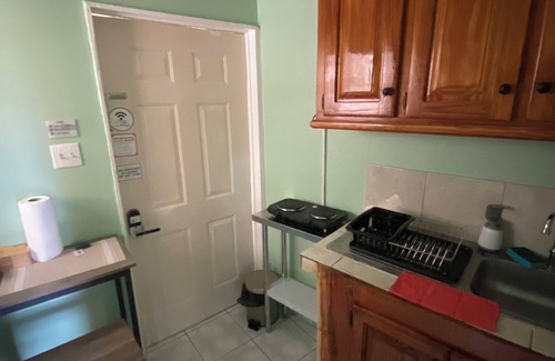 Constant Spring Apartamento | Enchanting apartment with AC in Kingston, Hot water
