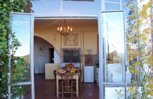Villa Talla Apartamento | Encantador apartamento con vistas al mar y jardín, wifi.
