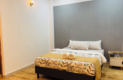 Thulusdhoo Island Cama Y Desayuno | Enchanting bed & breakfast with WiFi & AC in vibrant Thulusdhoo Coke Surf break
