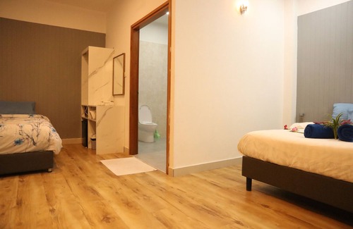 Thulusdhoo Island Cama Y Desayuno | Enchanting bed & breakfast with WiFi & AC in vibrant Thulusdhoo Coke Surf break