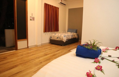 Thulusdhoo Island Cama Y Desayuno | Enchanting bed & breakfast with WiFi & AC in vibrant Thulusdhoo Coke Surf break