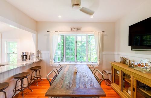 East Chop Casa | Enchanting bungalow with golf nearby, full kitchen, central AC, & washer/dryer