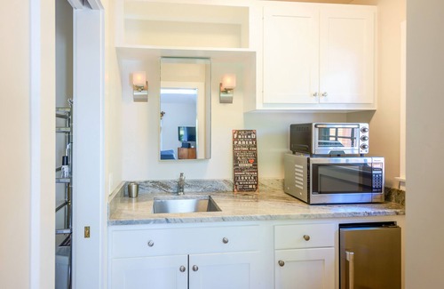 East Chop Casa | Enchanting bungalow with golf nearby, full kitchen, central AC, & washer/dryer