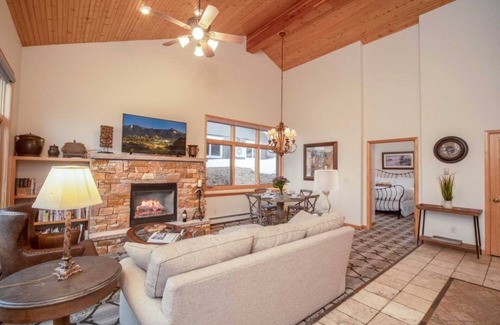Stanley Hills Condominio | Enchanting condo with fireplace, patio, and private hot tub!