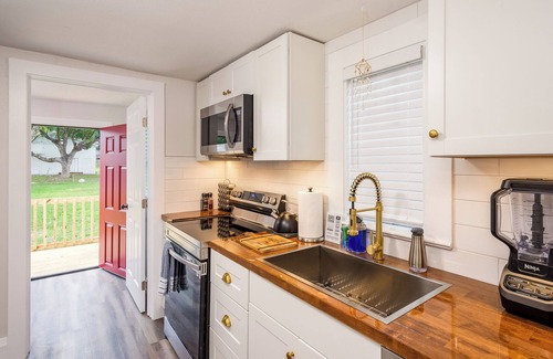 Palm Harbor Cabaña | Enchanting cottage with AC in Palm Harbor - 2 bedrooms, 1 bathroom & hot tub