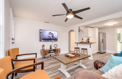 Palm Harbor Cabaña | Enchanting cottage with AC in Palm Harbor - 2 bedrooms, 1 bathroom & hot tub