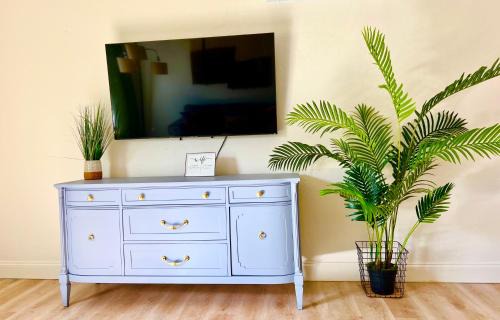 Coral Way Apartamento | Enchanting cozy Apartment 10 min away from airport, Calle 8, Brickell, Coral Gables, the beach and more!