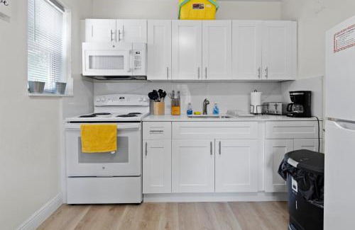 Coral Way Apartamento | Enchanting cozy Apartment 10 min away from airport, Calle 8, Brickell, Coral Gables, the beach and more!