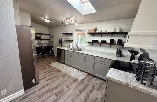 Ruch Casa | Enchanting Getaway: Farmhouse and Tiny House Duo