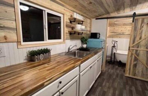 Ruch Casa | Enchanting Getaway: Farmhouse and Tiny House Duo