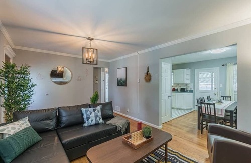 Potomac West Casa | Enchanting historic townhouse by CozySuites