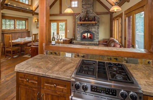 Gallatin Gateway Casa | Enchanting Home|Hot Tub|Fireplace|12m to Resort
