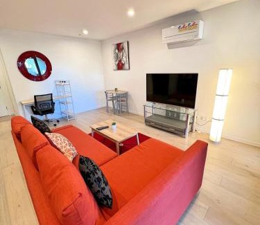 Reid Apartamento | Enchanting in Red - 1bd 1bth 1csp