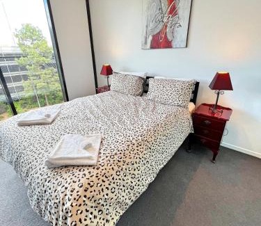 Reid Apartamento | Enchanting in Red - 1bd 1bth 1csp