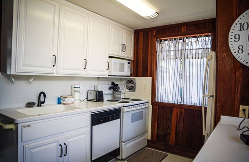 Pine Mountain Cabina | Enchanting Lake View chalet with ramp access