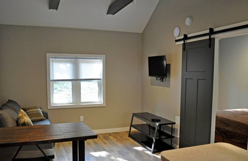 Tafton Cabina | Enchanting Lakeside One Bedroom Cabin