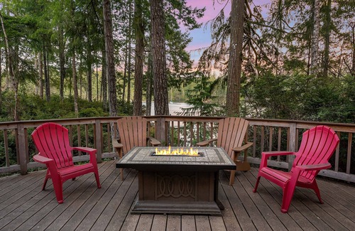 Shelton Cabina | Enchanting Lindal Waterfront Cabin