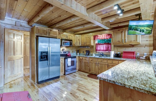 Blairsville Casa | Enchanting log home with lots to do!