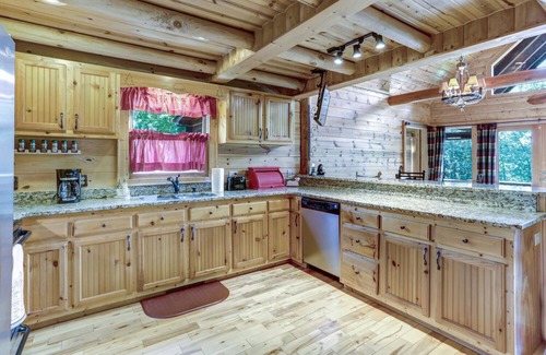 Blairsville Casa | Enchanting log home with lots to do!