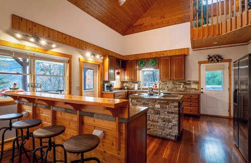 Cosby Cabina | Smoky Mtn Outdoor Oasis: Spa Hot Tub, Firepit, EV, Games & Luxe Lounge Deck