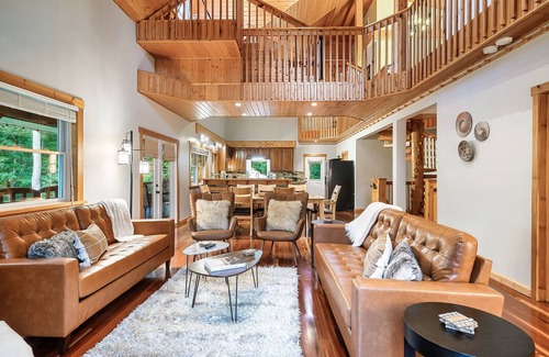 Cosby Cabina | Smoky Mtn Outdoor Oasis: Spa Hot Tub, Firepit, EV, Games & Luxe Lounge Deck