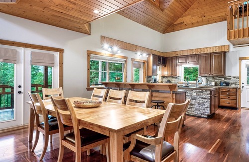 Cosby Cabina | Smoky Mtn Outdoor Oasis: Spa Hot Tub, Firepit, EV, Games & Luxe Lounge Deck
