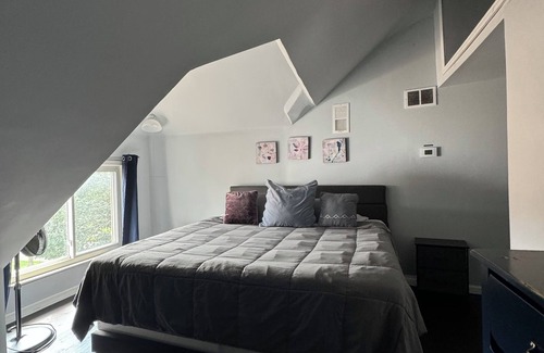 Detroit Casa | Enchanting Private Room in shared 5-bedroom house with WiFi and AC in Detroit