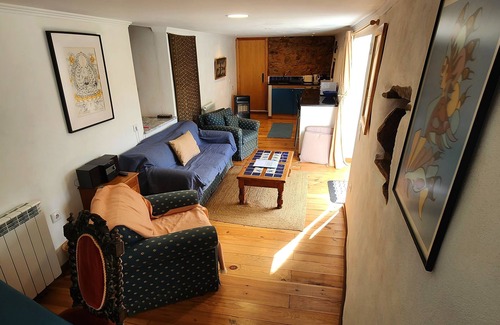 Castanheira de Pera Apartamento | Enchanting converted wine cellar with panoramic views of the surrounding hills.