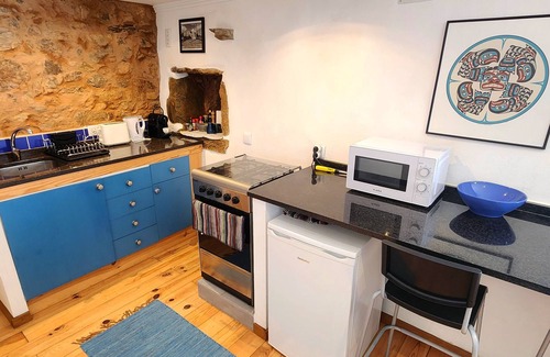 Castanheira de Pera Apartamento | Enchanting converted wine cellar with panoramic views of the surrounding hills.