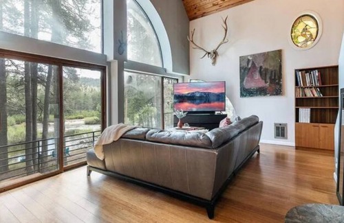 Pla-Vada Woodlands Chalet De Esquí | Enchanting River Cabin