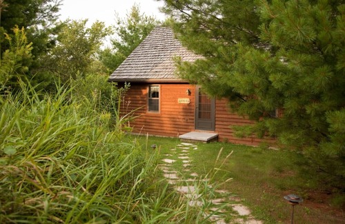 Sturgeon Bay Cabina | "Enchanting Romantic Getaway: A Perfect Escape for Couples"