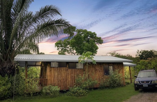 Cantón de Parrita Cabina | Enchanting Rustic Cabin in Sustainable Community