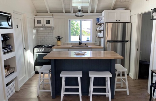 Barnstable County Cabaña | ENCHANTING SEASIDE COTTAGE, STEPS TO THE BEACH!
