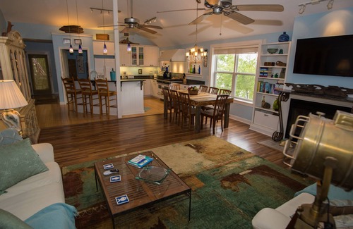 Ocean Springs Casa | Encantadora casa de playa espaciosa con bañera de hidromasaje, sala de juegos, bar Tiki y muelle de pesca