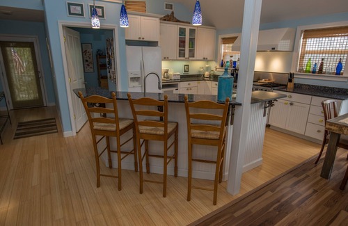 Ocean Springs Casa | Encantadora casa de playa espaciosa con bañera de hidromasaje, sala de juegos, bar Tiki y muelle de pesca