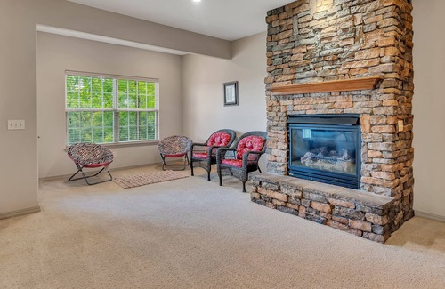 Branson West Villa | Enchanting Stonebridge Resort Villa just minutes from Silver Dollar City!