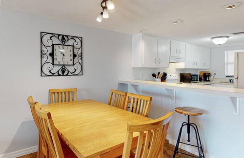 Ocean View Halifax Estates Apartamento | Enchanting oceanfront condo with pool, tennis, beach access, & W/D