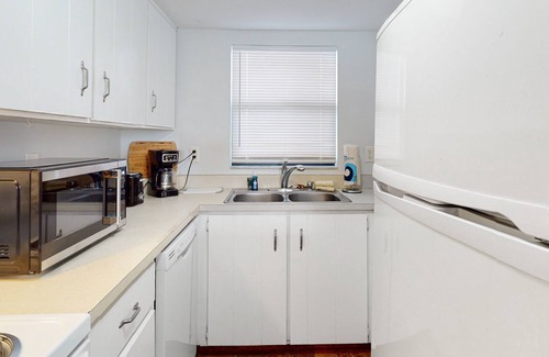 Ocean View Halifax Estates Apartamento | Enchanting oceanfront condo with pool, tennis, beach access, & W/D