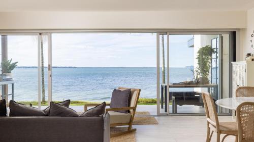 Soldiers Point Apartamento | Encore five nine – luxurious absolute beach front apartment