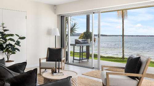 Soldiers Point Apartamento | Encore five nine – luxurious absolute beach front apartment