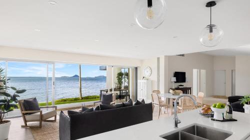 Soldiers Point Apartamento | Encore five nine – luxurious absolute beach front apartment