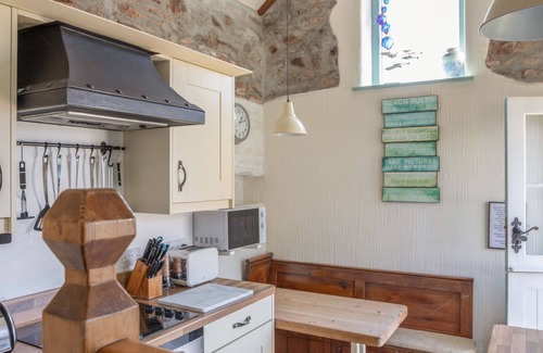 Malborough Cabaña | END COTTAGE, character holiday cottage, with open fire in Malborough