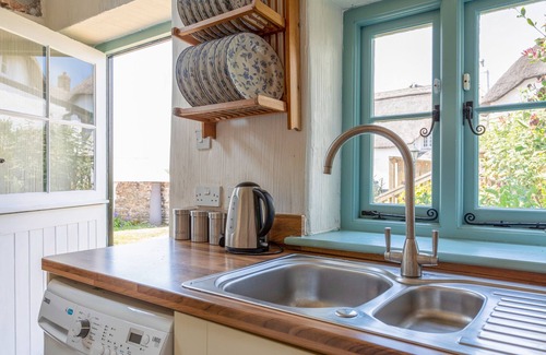Malborough Cabaña | END COTTAGE, character holiday cottage, with open fire in Malborough